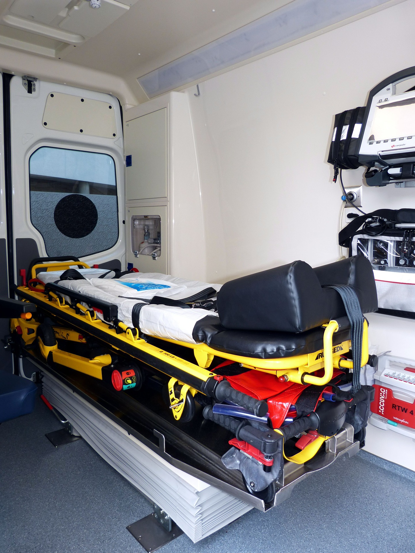 ambulance-537966_1920